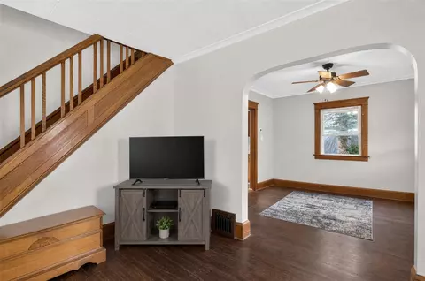 Living - 302 Cass, Jackson, MI 49203 photo 4 of 5