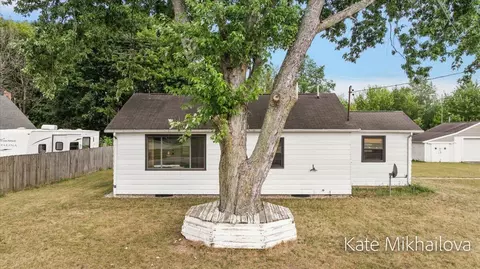 Exterior - 75 4th, Plainwell, MI 49080 photo 26 of 28
