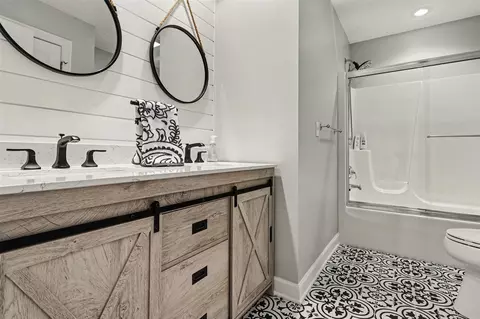Bath - 561 Upton, Saint Joseph, MI 49085 photo 3 of 4
