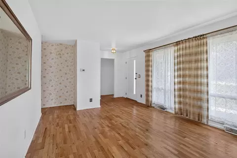 Living - 145 Mohawk, Jackson, MI 49203 photo 4 of 4