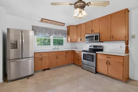 Kitchen - 145 Mohawk, Jackson, MI 49203 photo 2 of 3