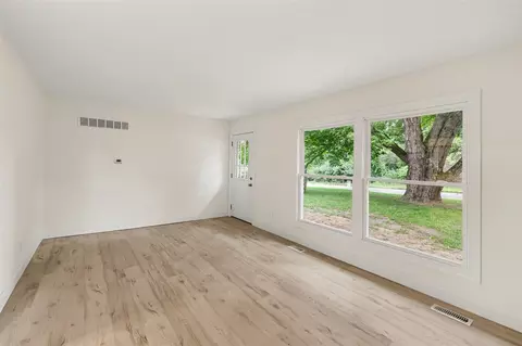 Living - 6627 S Jackson, Jackson, MI 49201 photo 2 of 4