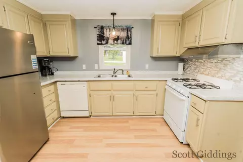 Kitchen - 318 E Bellevue, Stanton, MI 48888 photo 3 of 7