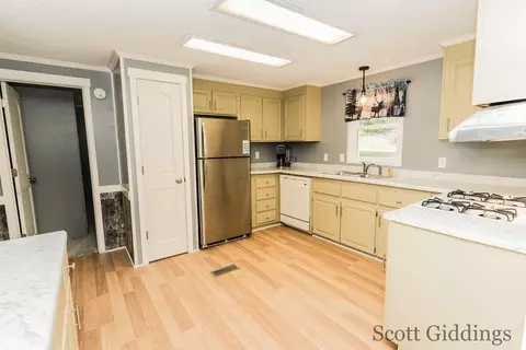Kitchen - 318 E Bellevue, Stanton, MI 48888 photo 1 of 7