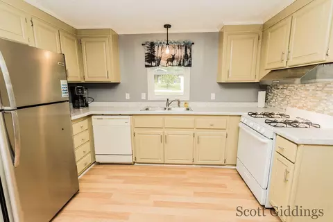 Kitchen - 318 E Bellevue, Stanton, MI 48888 photo 2 of 7