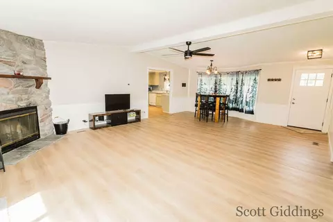 Living - 318 E Bellevue, Stanton, MI 48888 photo 3 of 6