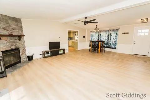 Living - 318 E Bellevue, Stanton, MI 48888 photo 2 of 6