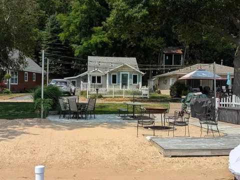 11227 Crooked Lk, Rockford, MI 49341
