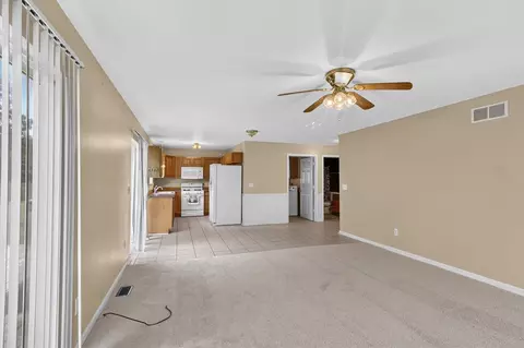 Living - 11209 Jackson, Taylor, MI 48180 photo 6 of 7