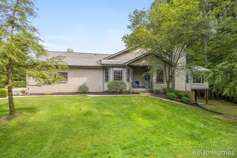 2122 S Cross Crk, Grand Rapids, MI 49508