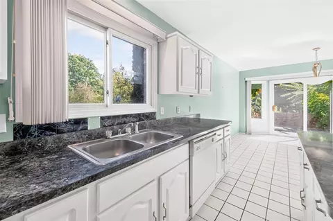 Kitchen - 13601 Chestnut, Taylor, MI 48180 photo 1 of 5