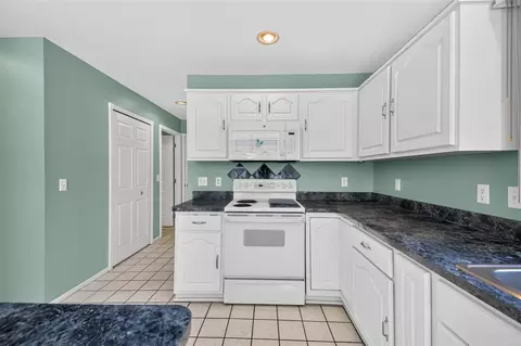 Kitchen - 13601 Chestnut, Taylor, MI 48180 photo 3 of 5