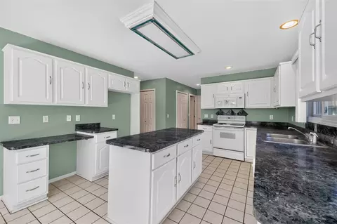 Kitchen - 13601 Chestnut, Taylor, MI 48180 photo 4 of 5