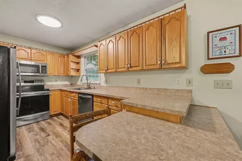 Kitchen - 215 Wickenham, Spring Arbor, MI 49283 photo 2 of 2