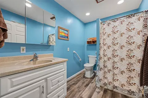 Bath - 215 Wickenham, Spring Arbor, MI 49283 photo 4 of 4