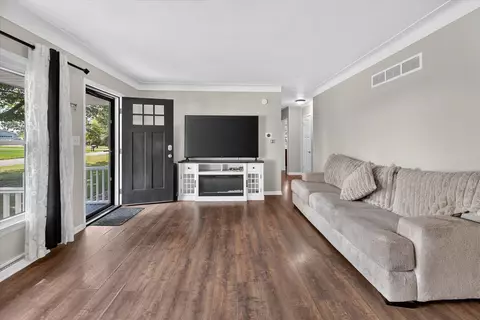 Living - 4940 Wanda, Jackson, MI 49201 photo 1 of 2