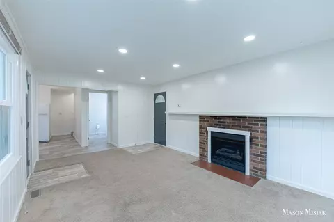 Living - 636 Hackett, Ionia, MI 48846 photo 6 of 8