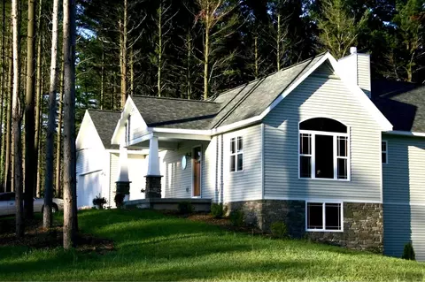 1921 Pineridge, Hastings, MI 49058