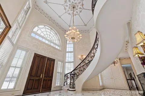 Entry Way - 560 Saddlebrook, Ada, MI 49301 photo 6 of 10