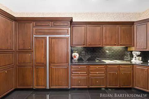 Kitchen - 560 Saddlebrook, Ada, MI 49301 photo 9 of 10