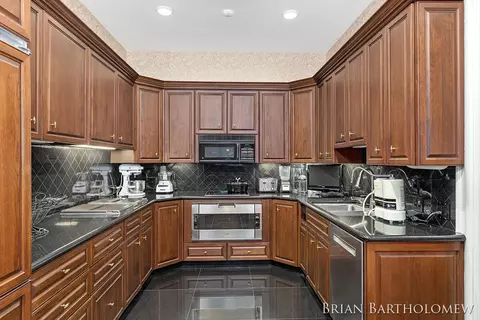 Kitchen - 560 Saddlebrook, Ada, MI 49301 photo 8 of 10