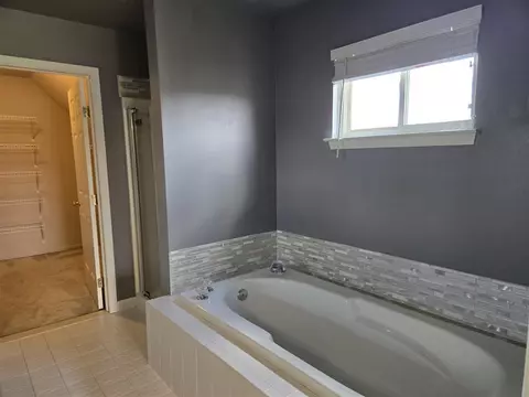 Bath - 33445 Bay Hl, Romulus, MI 48174 photo 3 of 7