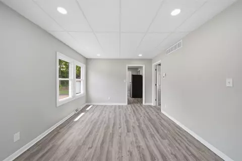 Living - 208 S Brown, Jackson, MI 49203 photo 4 of 5