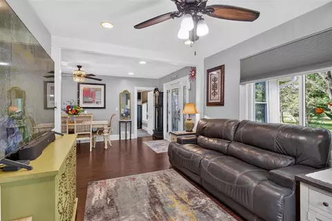 Living - 527 Pershing, Jackson, MI 49203 photo 2 of 5