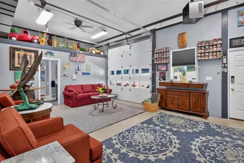Living - 527 Pershing, Jackson, MI 49203 photo 4 of 5