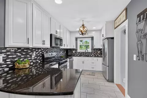 Kitchen - 527 Pershing, Jackson, MI 49203 photo 1 of 4