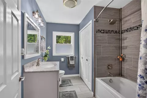 Bath - 527 Pershing, Jackson, MI 49203 photo 1 of 4