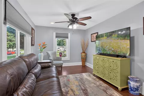 Living - 527 Pershing, Jackson, MI 49203 photo 1 of 5