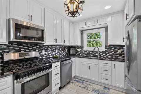 Kitchen - 527 Pershing, Jackson, MI 49203 photo 2 of 4