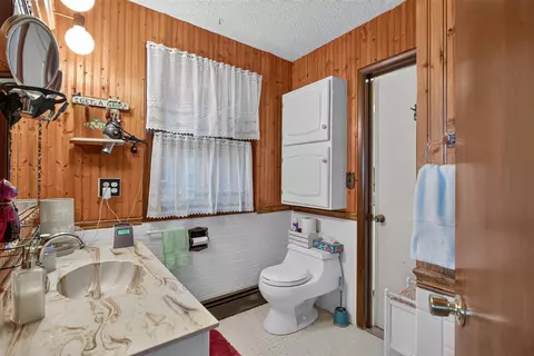 Bath - 1916 Ackerson Lk, Jackson, MI 49201 photo 1 of 4