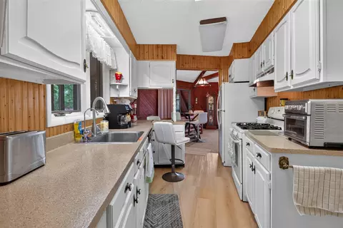 Kitchen - 1916 Ackerson Lk, Jackson, MI 49201 photo 1 of 3