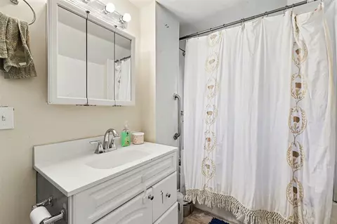 Bath - 2347 Lansing, Jackson, MI 49202 photo 1 of 1