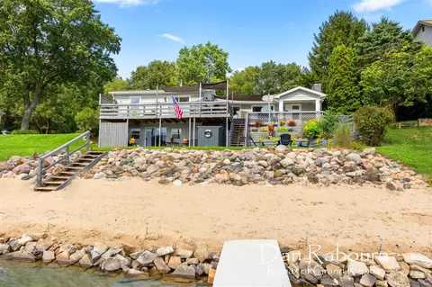 12645 Oakwood Shrs, Wayland, MI 49348