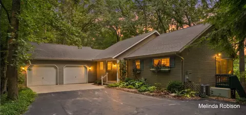 11020 Crawford Lk, Cedar Springs, MI 49319