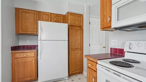 Kitchen - 1082 Azalea, Jackson, MI 49201 photo 2 of 3