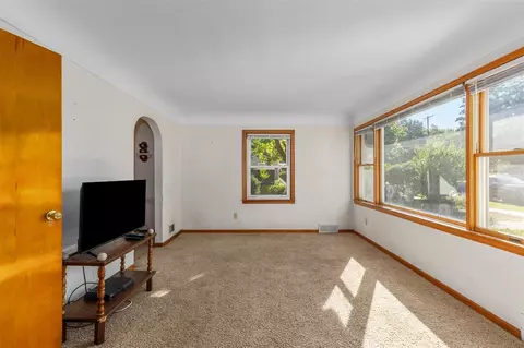 Living - 415 Hunt, Lowell, MI 49331 photo 3 of 4