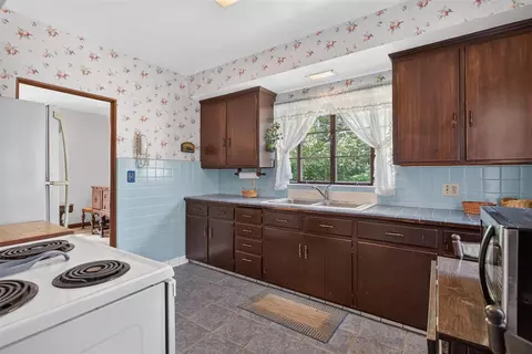Kitchen - 3650 Spring Arbor, Jackson, MI 49201 photo 3 of 4