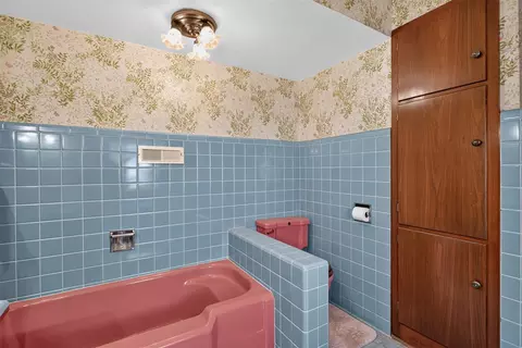 Bath - 3650 Spring Arbor, Jackson, MI 49201 photo 3 of 6