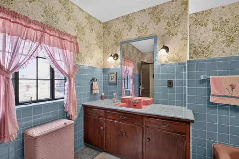 Bath - 3650 Spring Arbor, Jackson, MI 49201 photo 2 of 6