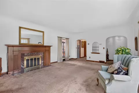Living - 3650 Spring Arbor, Jackson, MI 49201 photo 4 of 9