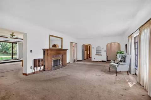 Living - 3650 Spring Arbor, Jackson, MI 49201 photo 3 of 9