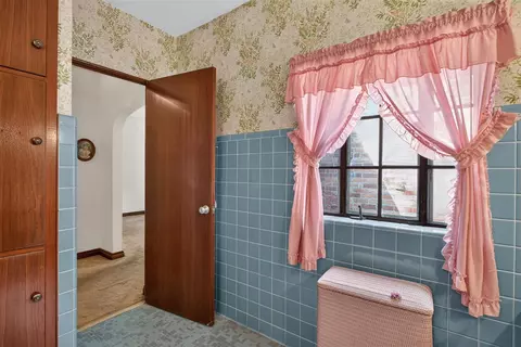 Bath - 3650 Spring Arbor, Jackson, MI 49201 photo 4 of 6