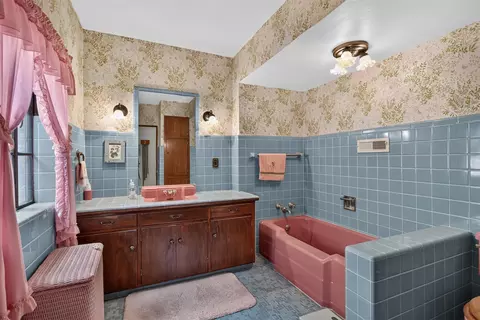 Bath - 3650 Spring Arbor, Jackson, MI 49201 photo 6 of 6