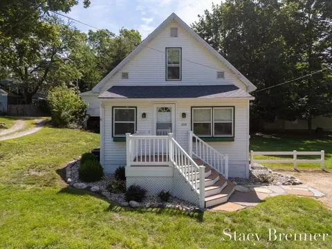308 4th, Allegan, MI 49010