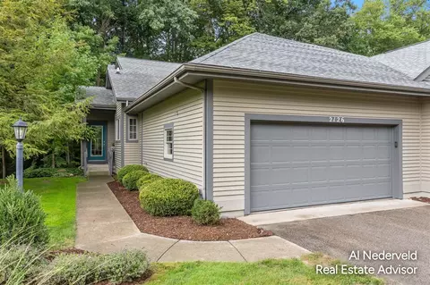 2126 S Cross Crk, Grand Rapids, MI 49508
