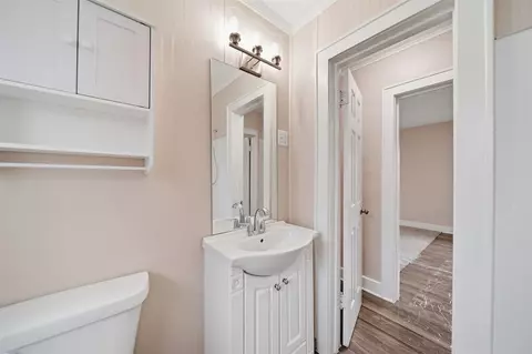 Bath - 836 Concord, Jackson, MI 49202 photo 2 of 3